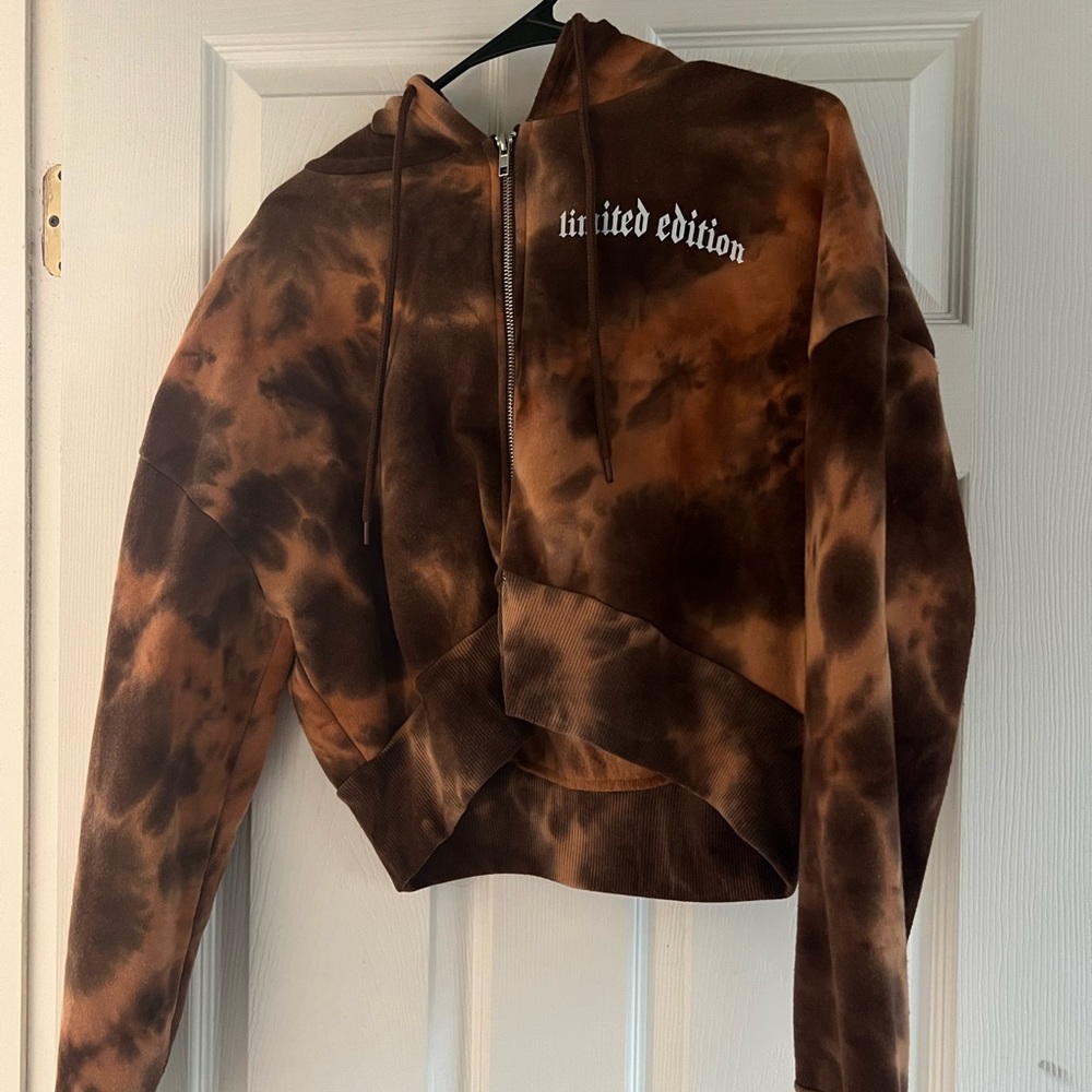 Limited edition cropped hoodie w zipper